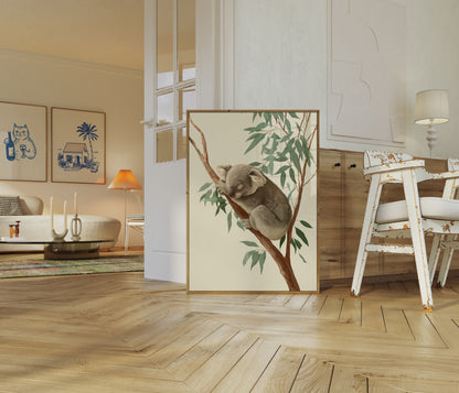 Slaperige Koala in Eucalyptusboom Poster