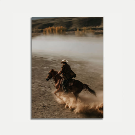 Cowboy galoppiert durch Staub Poster
