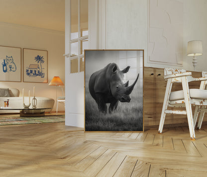 Póster de un majestuoso rinoceronte en la pradera