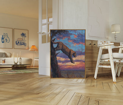 Luipaard klimt boom bij zonsondergang poster