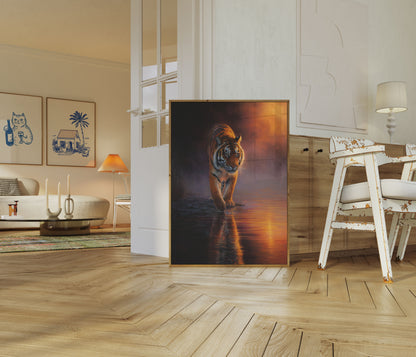 Poster della Tigre che Guada al Tramonto Dorato