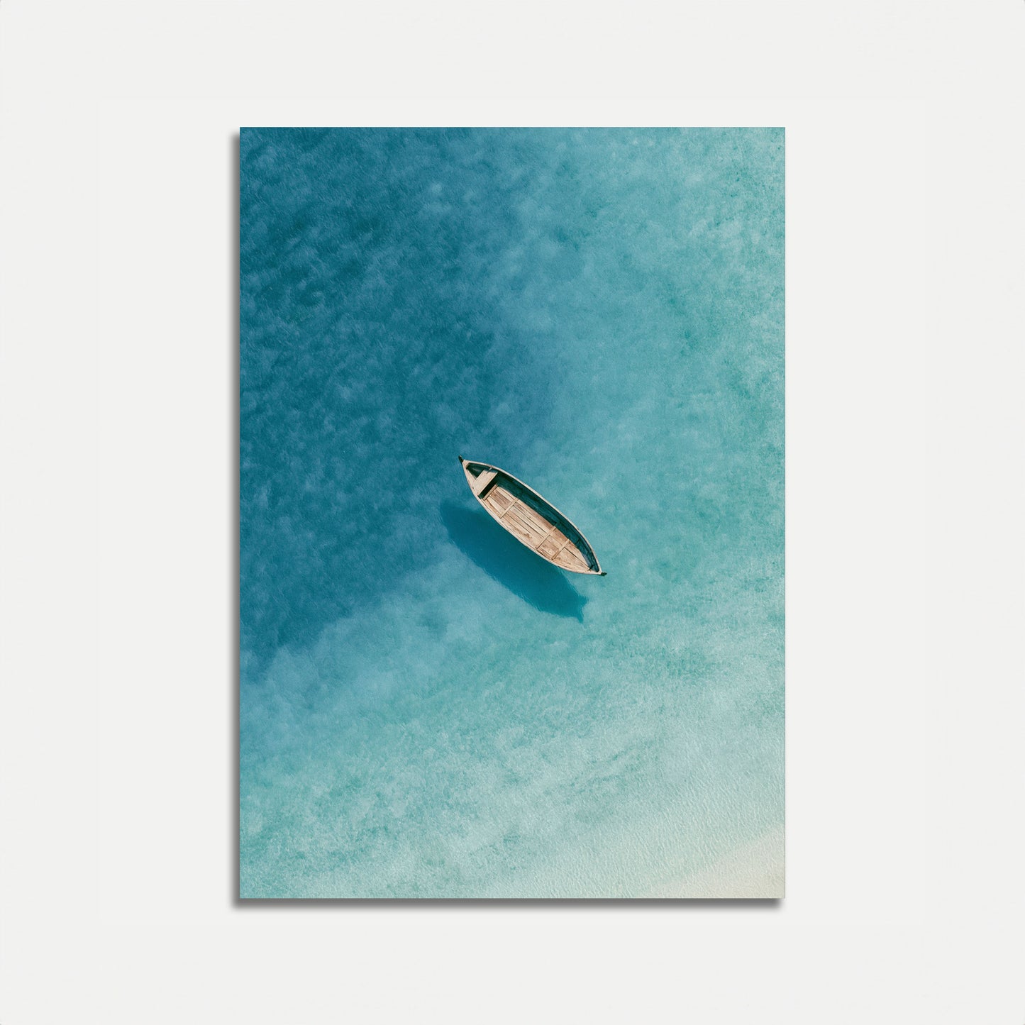 Bateau Solitaire sur Eaux Turquoise Affiche