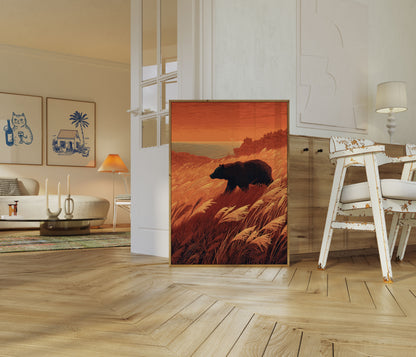 Bär in goldener Graslandschaft Plakat
