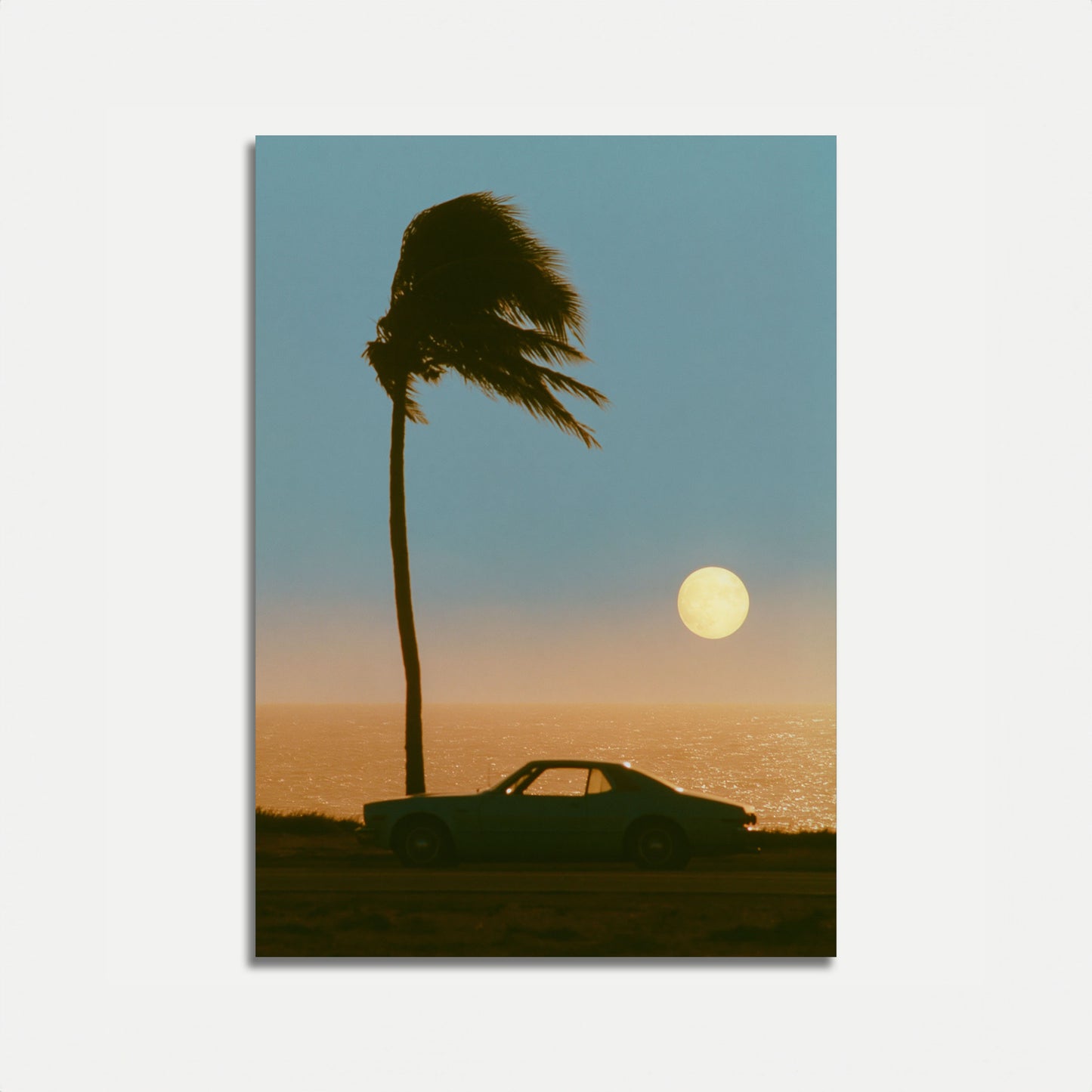 Poster con luna e auto d'epoca sulla spiaggia