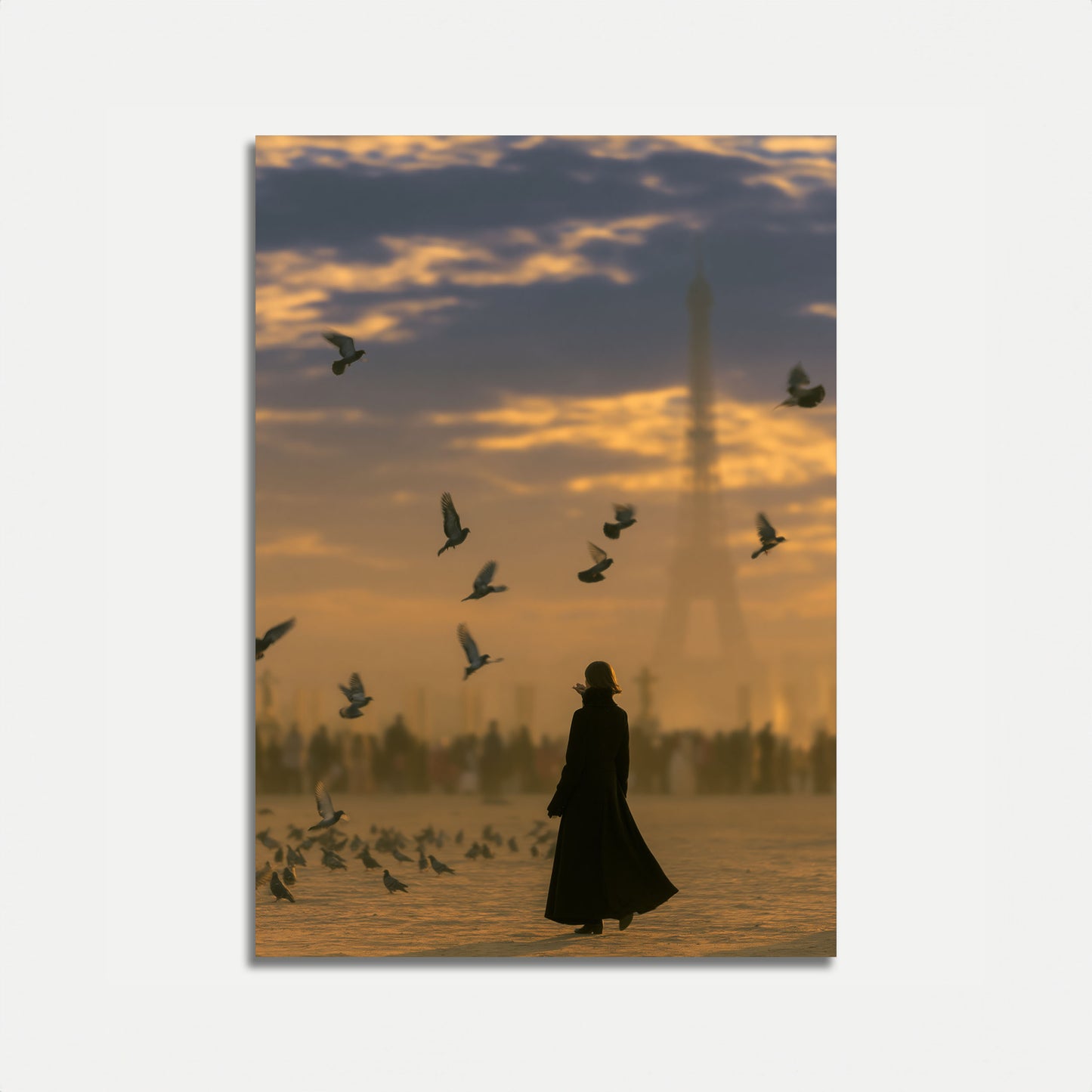 Solitäre Gestalt unter fliegenden Vögeln Poster