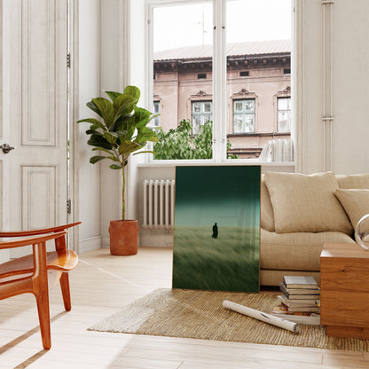 Einzelne Figur auf Poster in windiger Graslandschaft