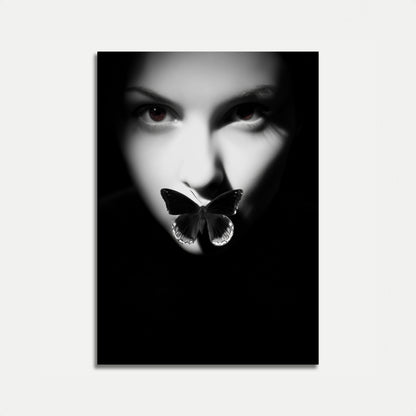 Póster de retrato de mariposa oscura