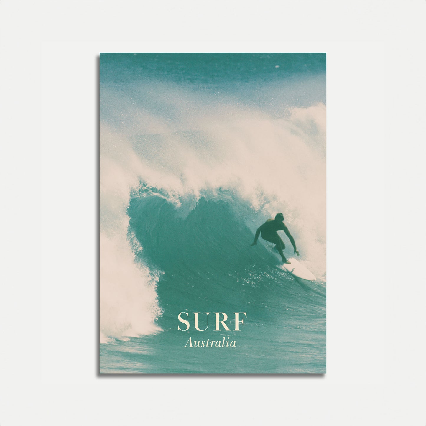 Poster di un surfista su onda turchese