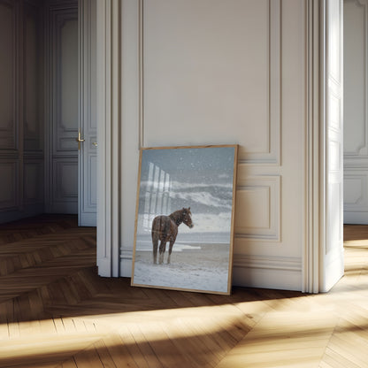 Osamělý kůň ve sněhové bouři - plakát